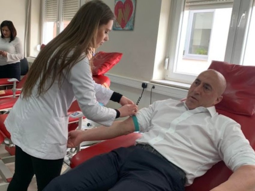 ​Haradinaj dhuron gjak në kujtim të dëshmorëve dhe të rënëve për liri