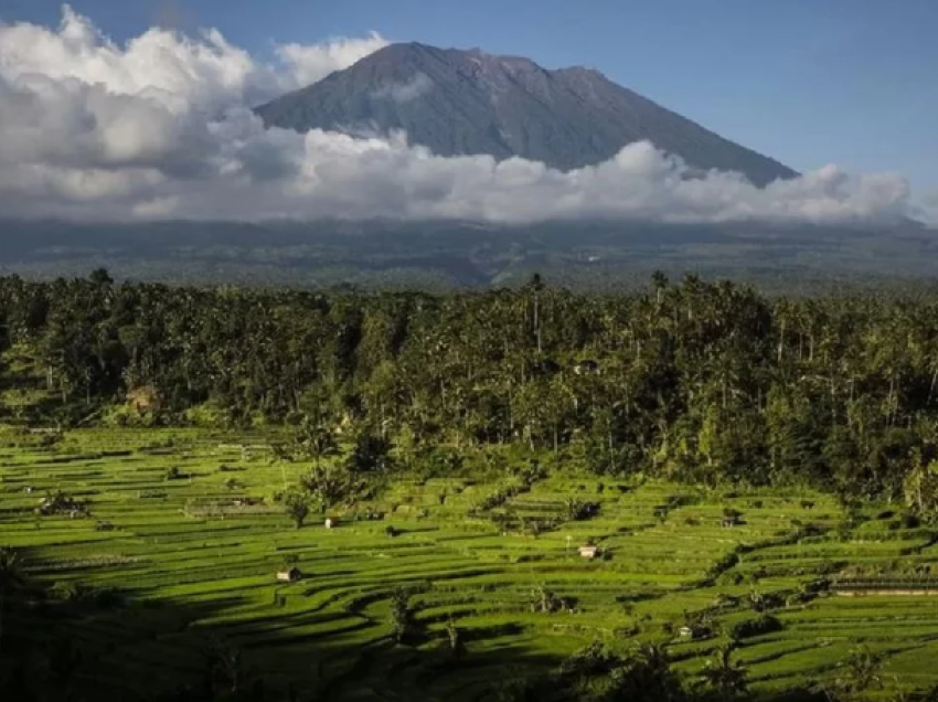 Pozoi lakuriq në malin e shenjtë të Balit, turisti rus deportohet nga vendi
