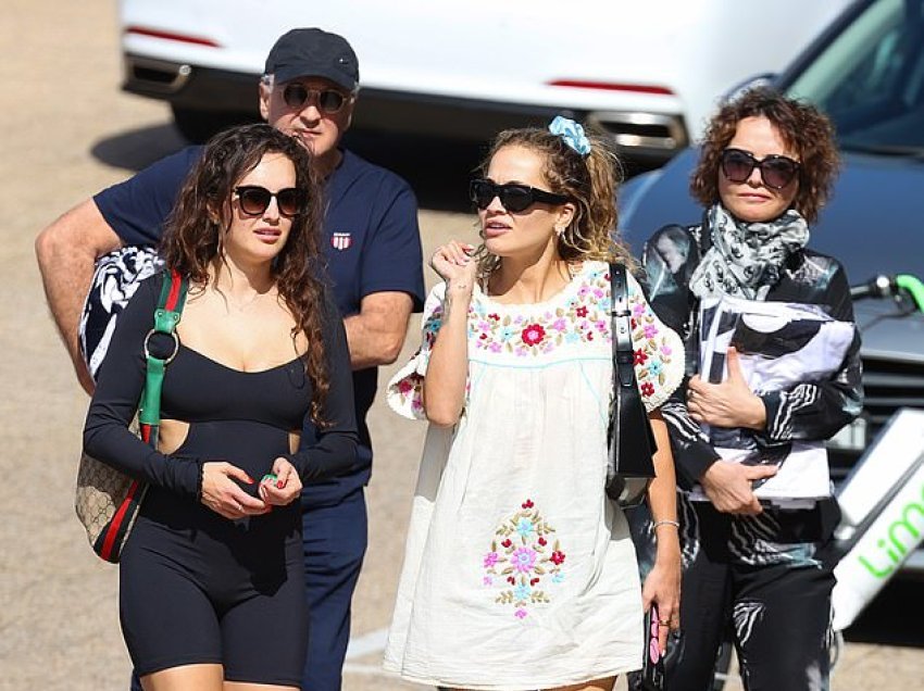 Rita Ora fotografohet duke i shëtitur motrën e saj Elenën dhe prindërit në Sydney