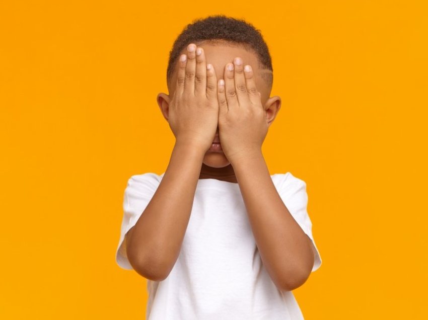 Fëmija i turpshëm: Pesë gabime të zakonshme që bëhen shpesh nga prindërit