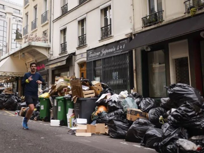 Punëtorët e pastrimit në Paris ndërpresin grevën