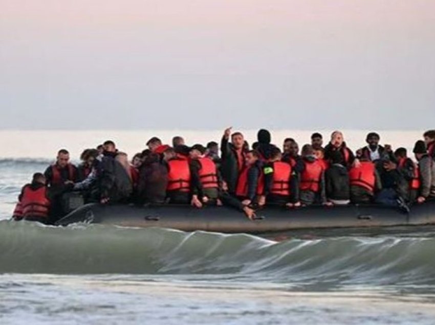 Britania me dorë të hekurt ndërmerr planin ‘ekstrem’ ndaj emigrantëve ilegalë