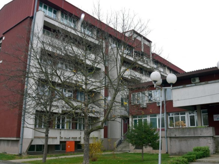 Një pensionist ka rënë nga një lartësi në një spital të Shkupit