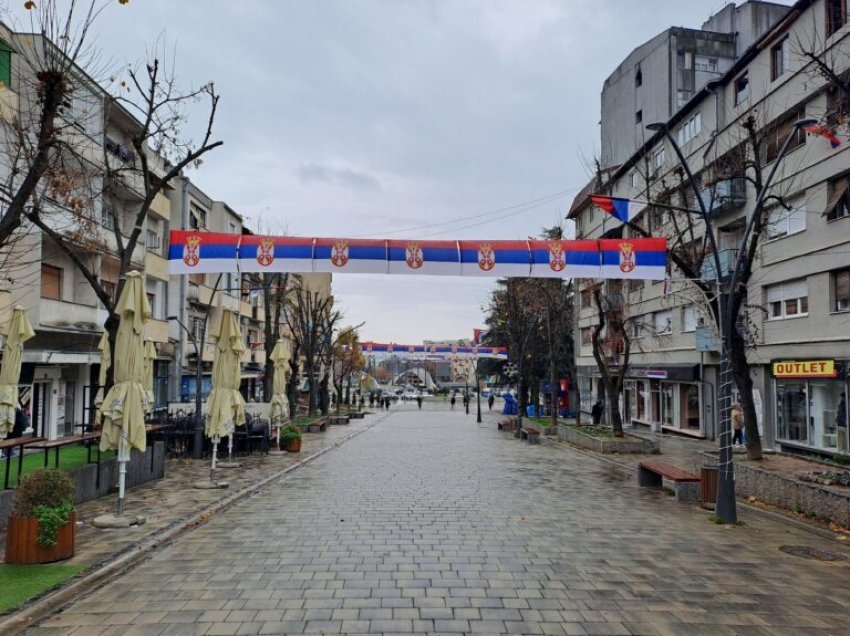 Pas vendosjes së flamujve të Kosovës në stacionet policore e rrugë, serbët vendosin flamuj të Serbisë në veri