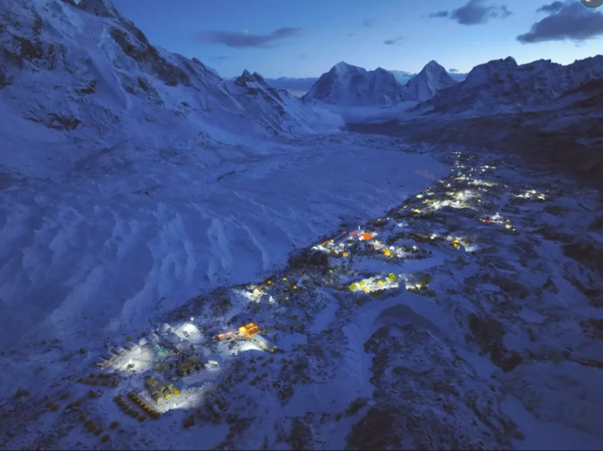 Kur nata ‘bie’ në malin e Everestit