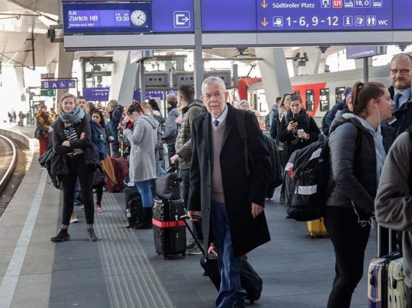 Pa truproja e pa eskort, presidenti i Austrisë niset me tren për takime në Itali