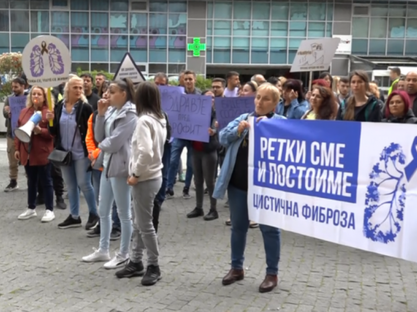 Pacientët me fibrozë cistike protestuan para Ministrisë së Financave