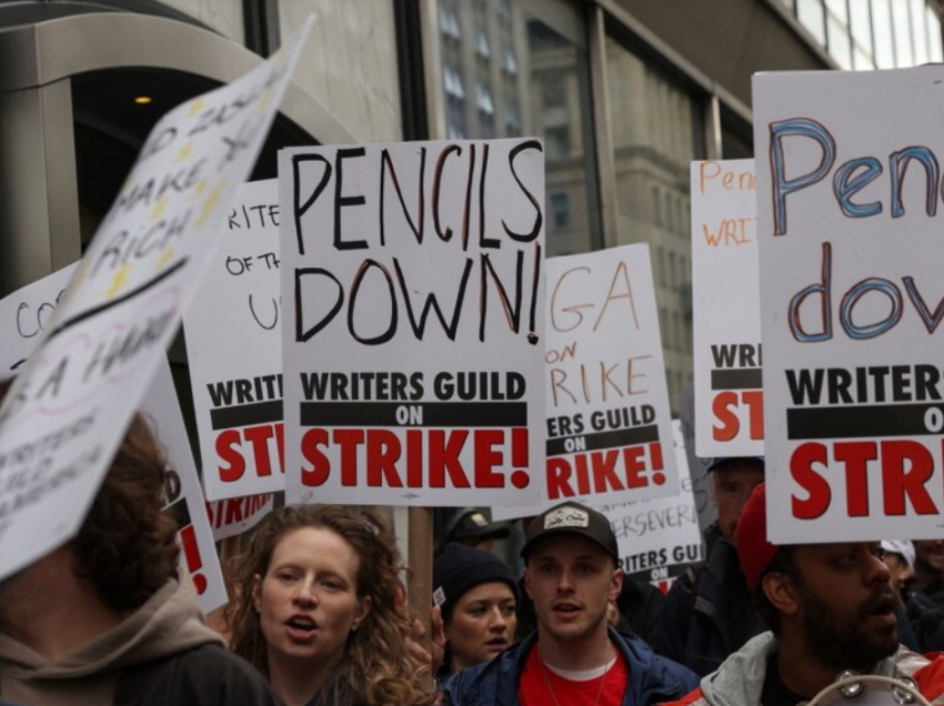 Skenaristët e Nju Jorkut në grevë, ndërpriten emisionet e mbrëmjes