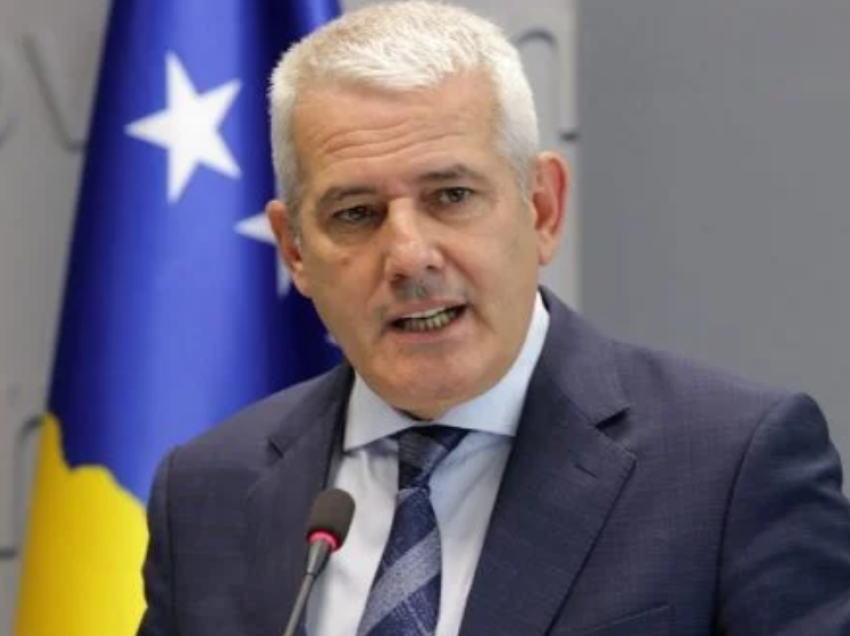 E akuzoi se i detyroi shefat e hetimeve në polici t’i raportojnë, Ministri Sveçla i kundërpërgjigjet Qalajt