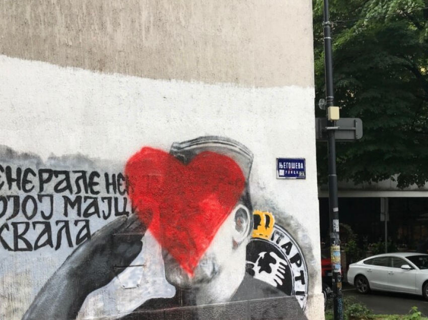 Qytetarët mbulojnë muralin e Mlladiqit me zemër