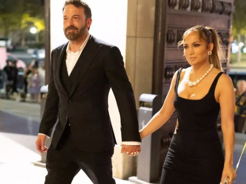 Jennifer Lopez zbulon arsyen e çuditshme përse qëndron gjithmonë prapa Ben Affleck kur dalin në publik
