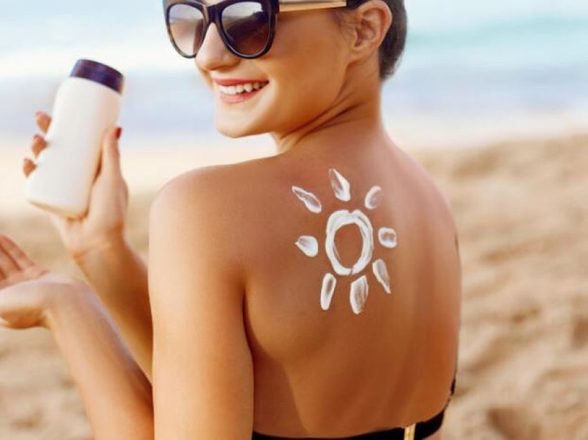 A duhet ta përdorni kremin e diellit që ju ka mbetur nga viti i kaluar? Ekspertët kanë një përgjigje