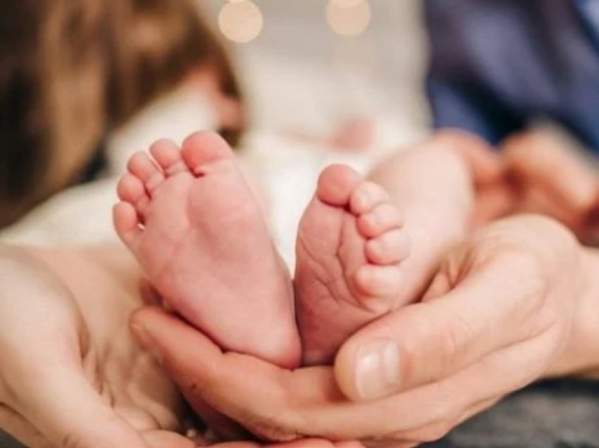Mbretëria e Bashkuar mirëpret foshnjen e parë me tre prindër
