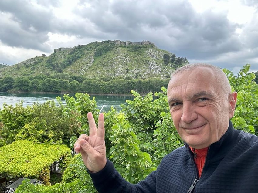 Me dy gishta dhe në sfond kalanë e Rozafës, Meta përshëndet: Si Shkodra e 6 marsit do të jetë e gjithë Shqipëria më 14 maj