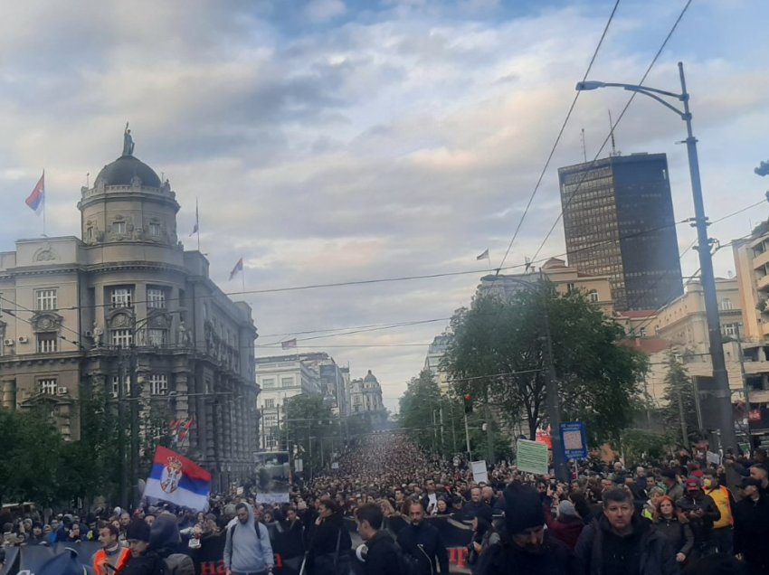 Nisin protestat pas vrasjeve masive në Serbi, kërkohet dorëheqja e Vulinit dhe Gashiqit