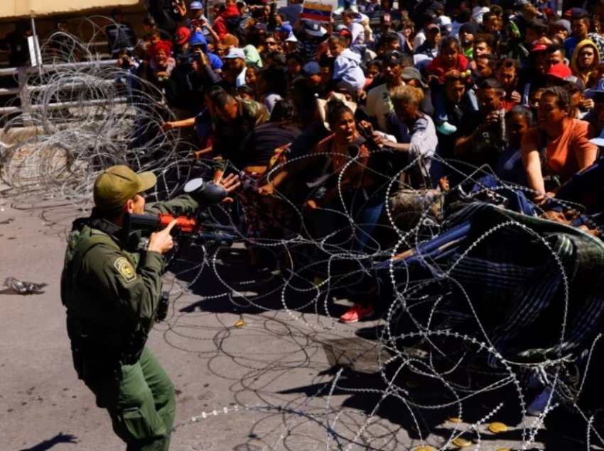 Kaos në kufirin SHBA-Meksikë pas skadimit të 