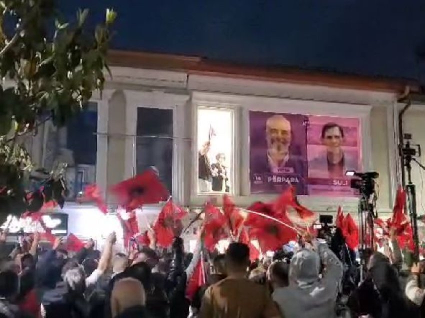 Shpërthen festa në qendër të Kamzës, simpatizantë të PS festojnë me flamuj e fishekzjarrë