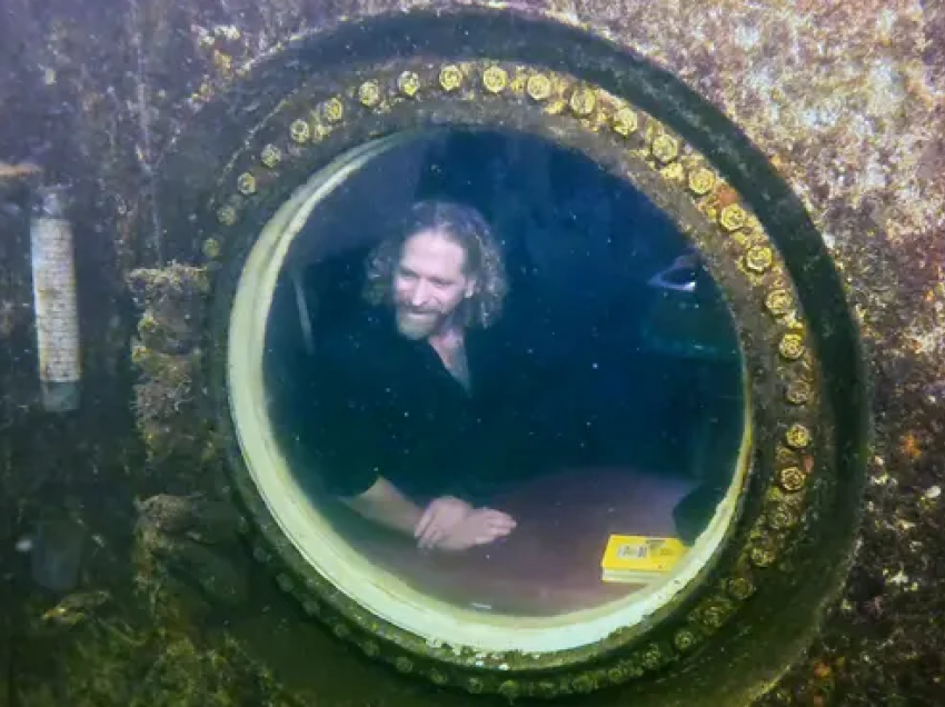 Profesori amerikan thyen rekordin e të jetuarit më së gjati nën ujë