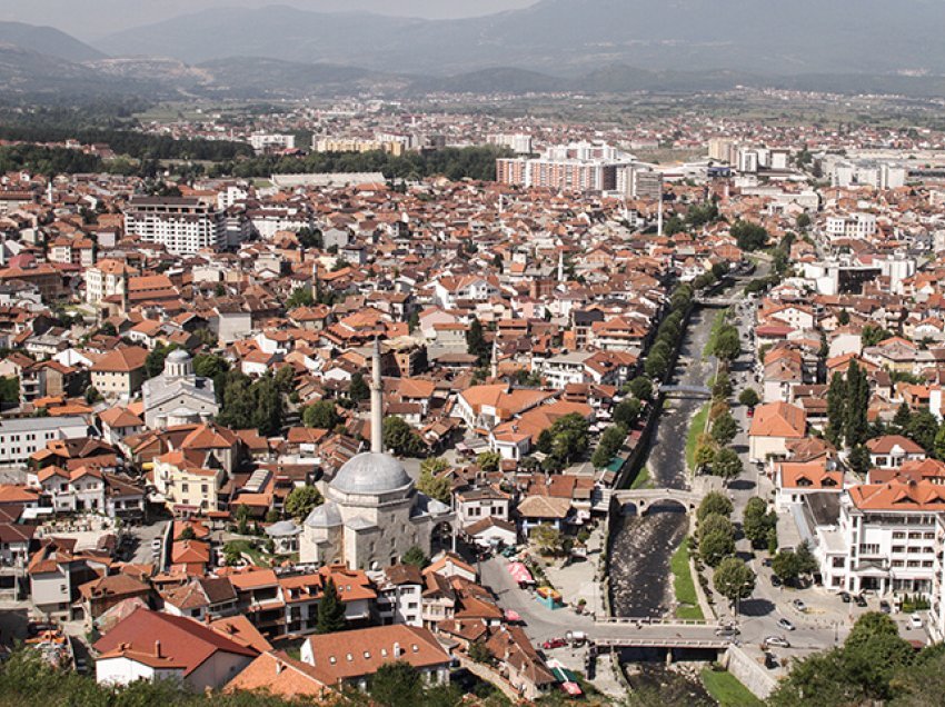 U zunë nga dheu derisa po hapnin një kanal, lëndohen tre punëtorë në Prizren