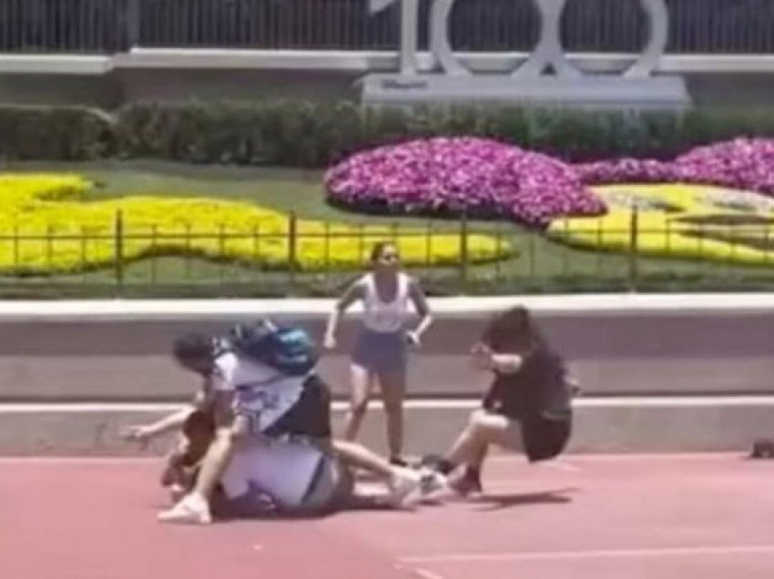 Plas sherri në Disneyland, dy familjet zihen keq për një foto