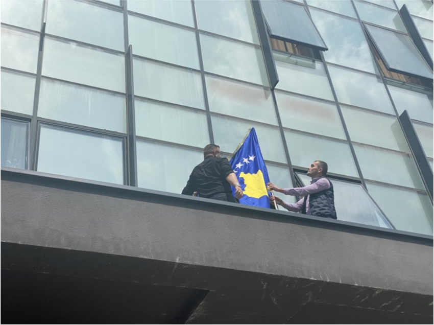 Flamuri i Kosovës valon në veri, alarmoi bishat kriminale të Vuçiqit