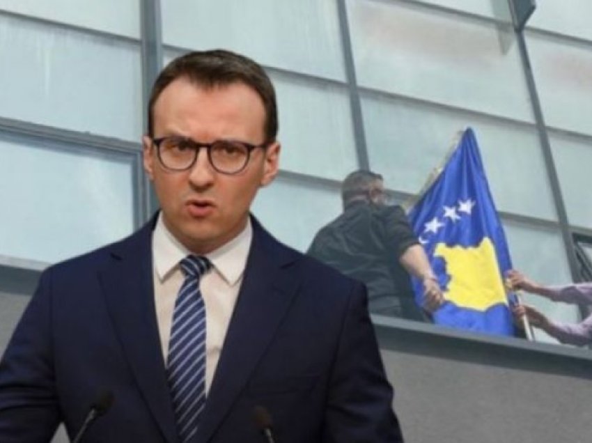 Petkoviqi plas nga inati pas vendosjes së flamurit të Kosovës në Komunën e Mitrovicës së Veriut