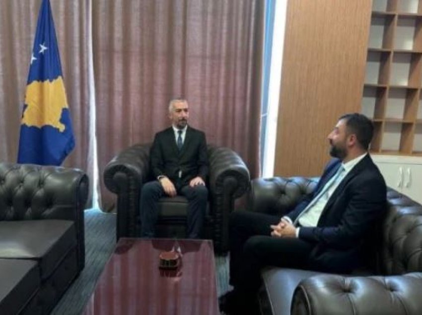 Ministri Krasniqi i ofron mbështetje kryetarit të Mitrovicës së Veriut: Do ta keni mbështetjen e nivelit qendror