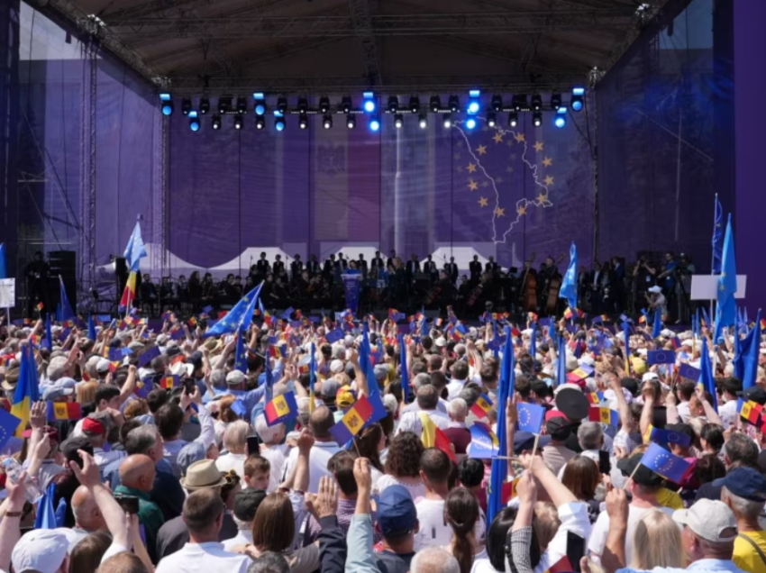 Në Moldavi, mijëra qytetarë në tubim pro-evropian