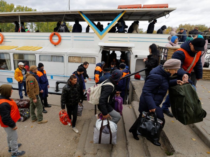 Guvernatori: Rusia evakuon civilët nga zona afër kufirit me Ukrainën