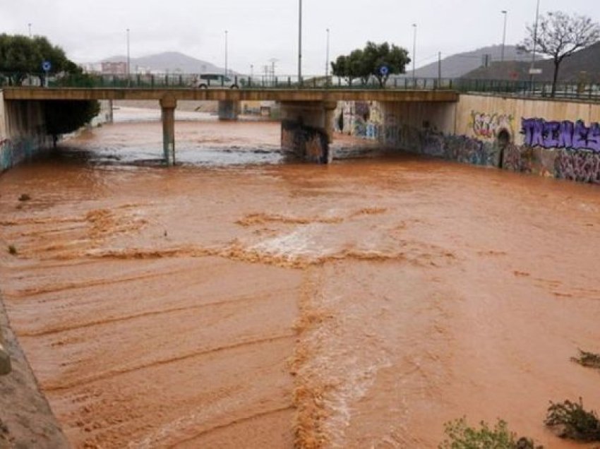 Pas Italisë edhe një tjetër shtet preket nga përmbytjet, mbyllen shkollat dhe universitetet