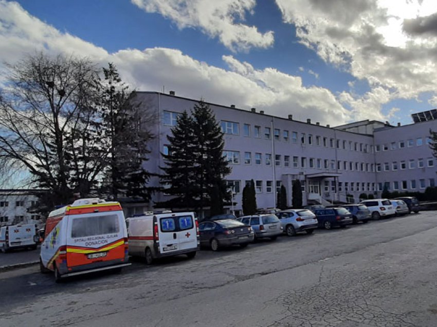 Mjekëve të Spitalit të Gjilanit të dyshuar për ryshfet u skadon paraburgimi pas 3 ditësh, Prokuroria ende pa vendim
