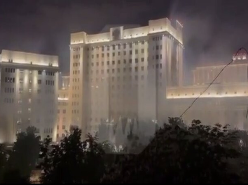 Rusia mohon që një zjarr ka shpërthyer në ndërtesën e ministrisë së mbrojtjes të vendit në Moskë, thonë mediat shtetërore