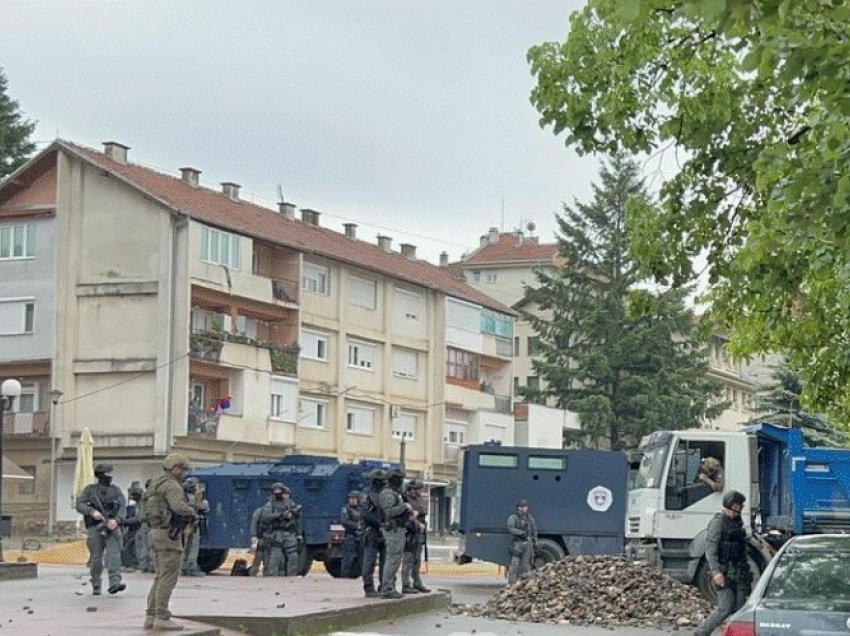 Policia largon barrikadat e vendosura në Leposaviq