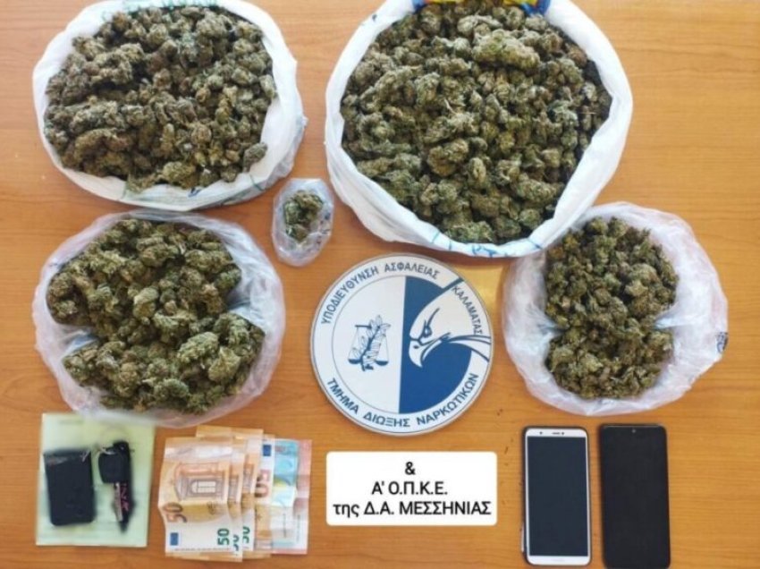 Ndalohet nga policia rrugore për kontroll rutinë, por i bie droga nga xhepi, arrestohet 28-vjeçari shqiptar në Greqi