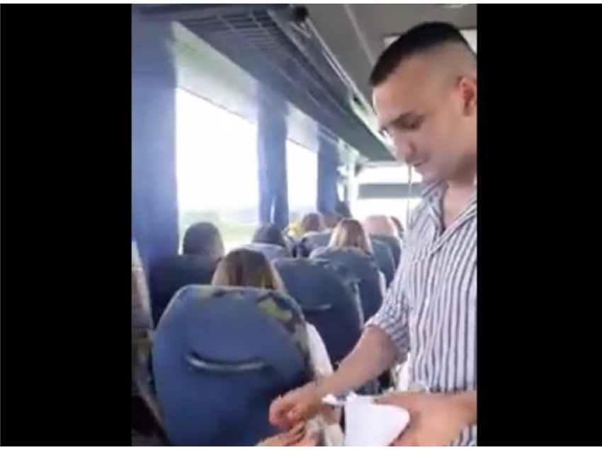 Publikohet video brenda autobusit, ja si serbët u paguan për të shkuar në tubimin e Vuçiqit në Beograd!