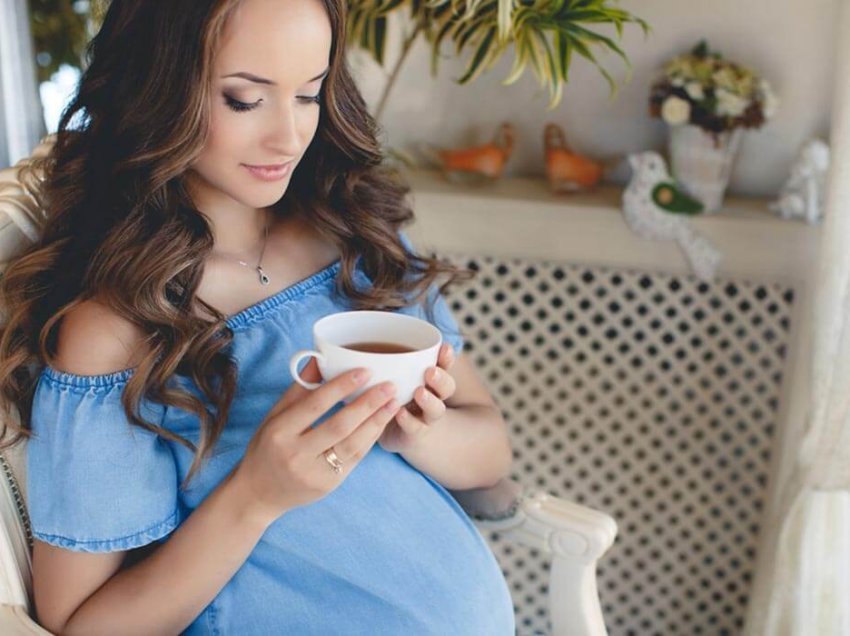 Edhe sasia minimale e kafes ndikon në peshën e lindjes së bebit