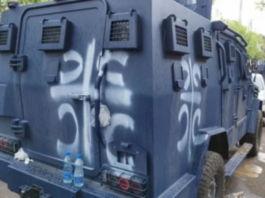 Nuk ndalen protestuesit serbë, vizatojnë simbole nacionaliste mbi autoblindën e Policisë