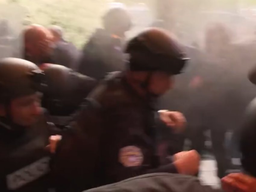 Momenti kur Policia përdor sprej për të zmbrapsur protestuesit serbë në Zveçan