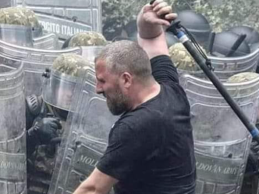 Ky është protestuesi serb që i sulmoi me shufër KFOR-in në veri