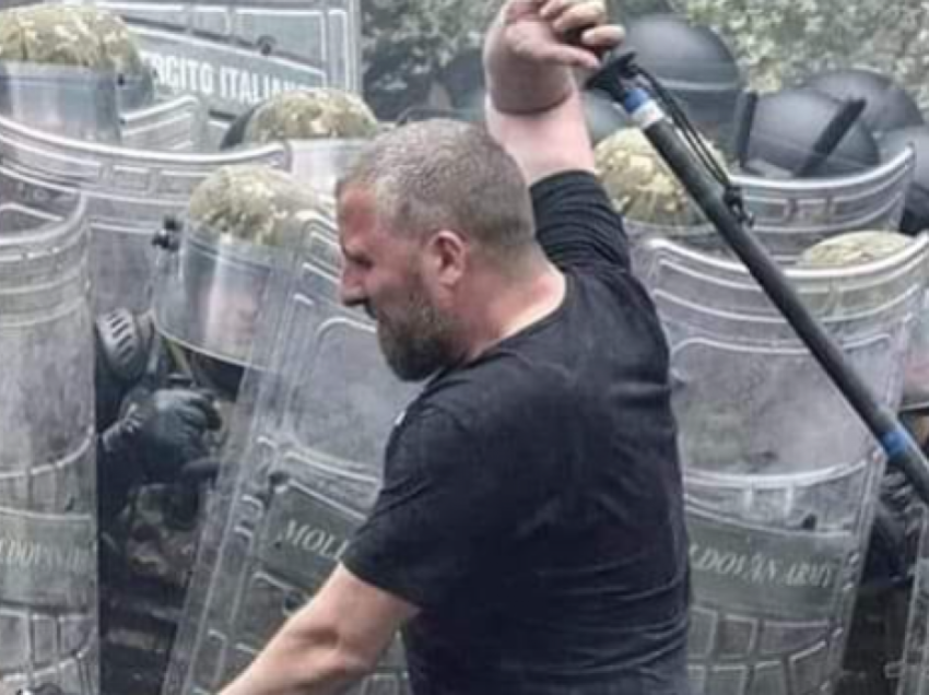 Musliu: Shoferi i Igor Simiqit ishte protestuesi i dhunshëm që qëllonte me shkop policor ushtarët e KFOR-it
