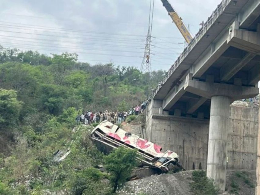 Po transportonte njerëz në një pelegrinazh, autobusi rrëzohet nga ura/ 10 të vrarë dhe 55 të plagosur