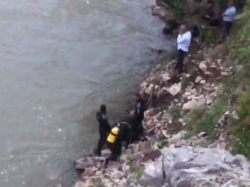 U mbyt në lumë, RENEA dhe polumbarët ndërpresin kërkimet për gjetjen e trupit të 22-vjeçarit