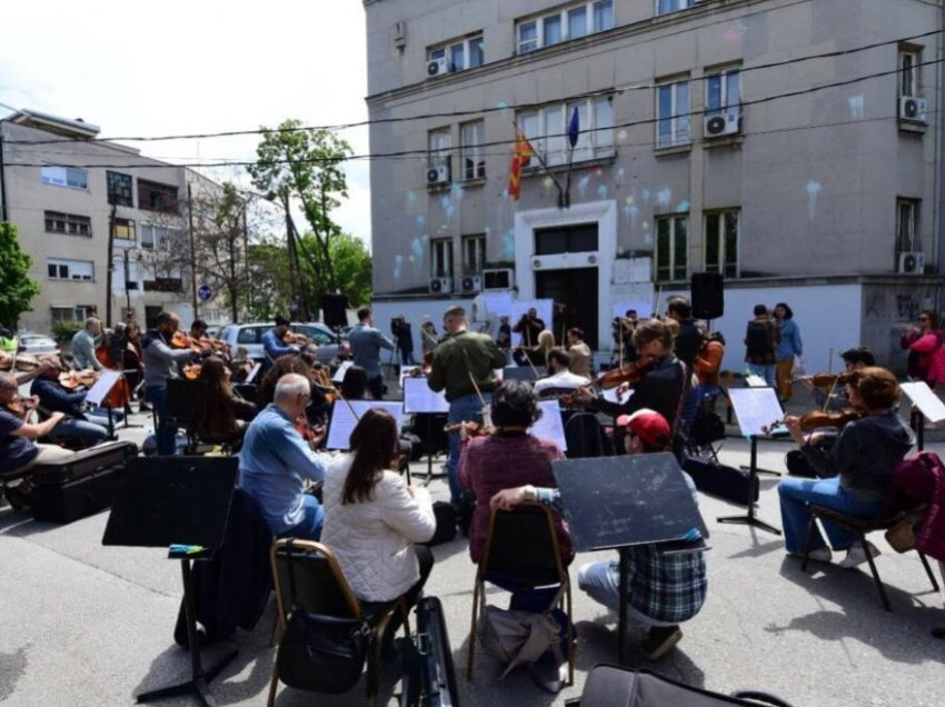 Protestë e re e punonjësve të Filharmonisë para Ministrisë së Kulturës në Shkup