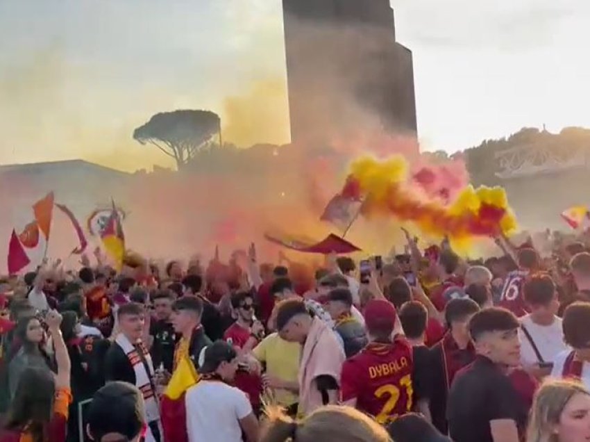 Mijëra tifozë të Romës mblidhen pranë “Olimpico”