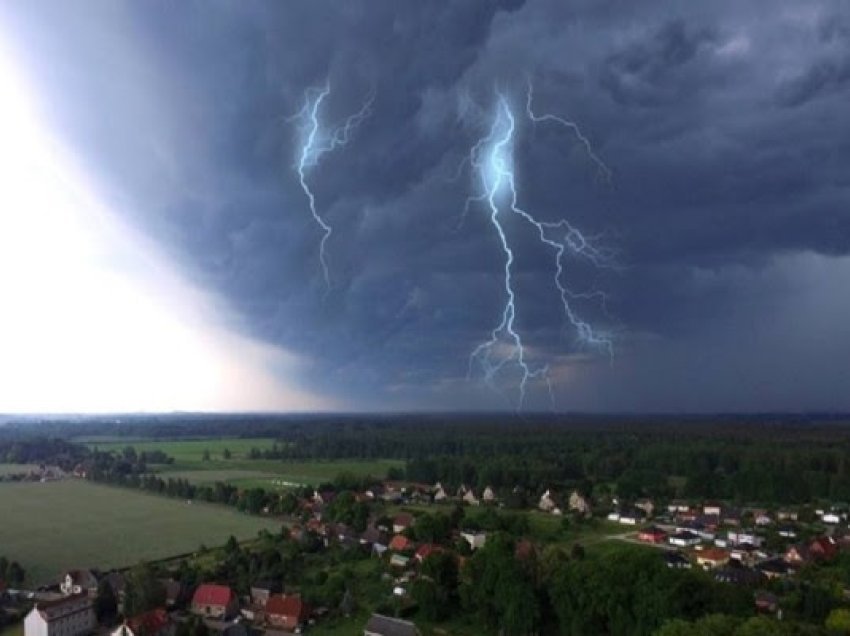​Stuhia Ciaran po vjen në veri të Evropës, duke kërcënuar përmbytje e dallgë 10 metra