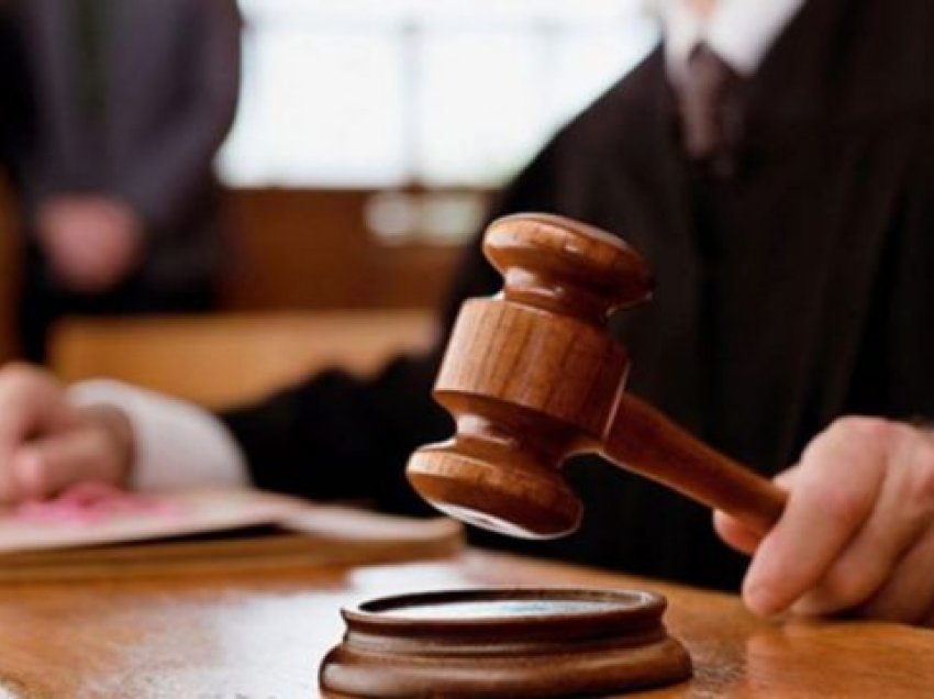 Rigjykimi për mashtrim, gjykatësi i nervozuar nga ndërhyrjet e avokati godet tavolinën e gjykatores