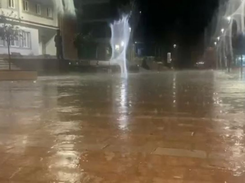 Reshje të dendura shiu në Bulqizë, uji vërshon në pedonalen e qytetit