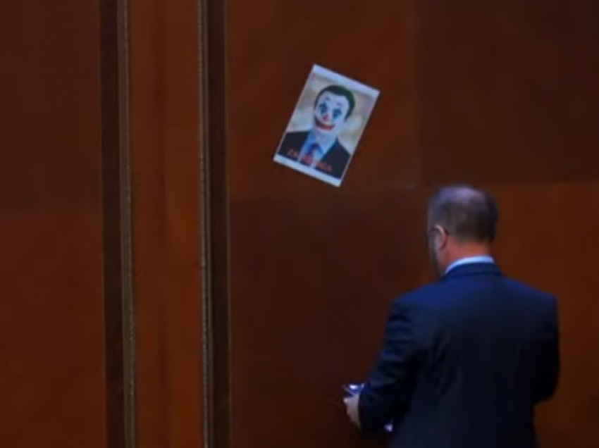Haki Abazi shpërndan foto të Kurtit si “palaço” në Kuvend, gjatë kohës sa ai po raporton
