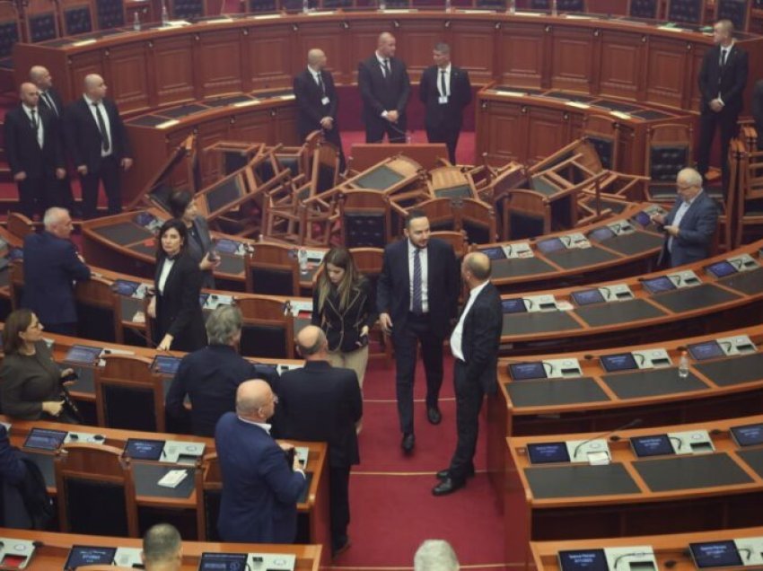 Deputetët e opozitës krijuan tensione dje në Kuvend, PS mbledh firmat, do të kërkojë përjashtimin e tyre