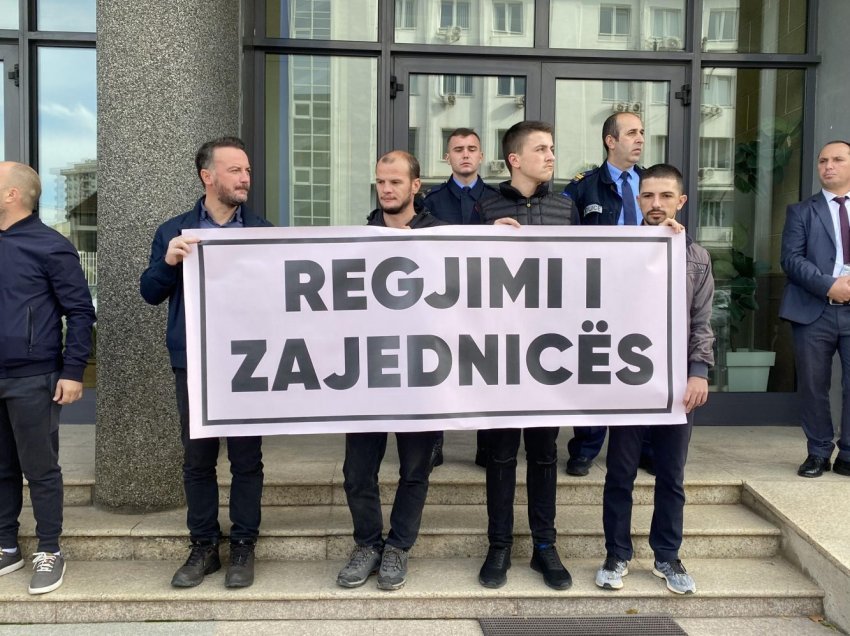 “Regjimi i Zajdenicës” – PSD bllokon hyrjen para Kuvendit, s’i lë deputetët të hynë